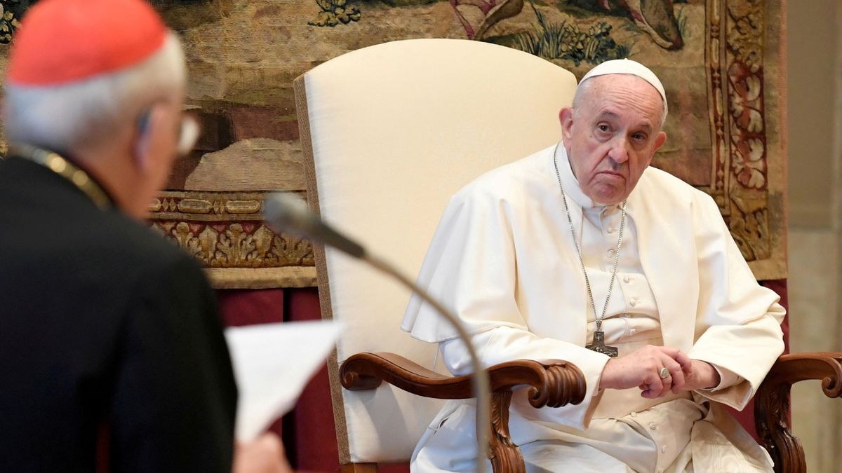 Papeže trápí úporné bolesti, zrušil veřejná vystoupení